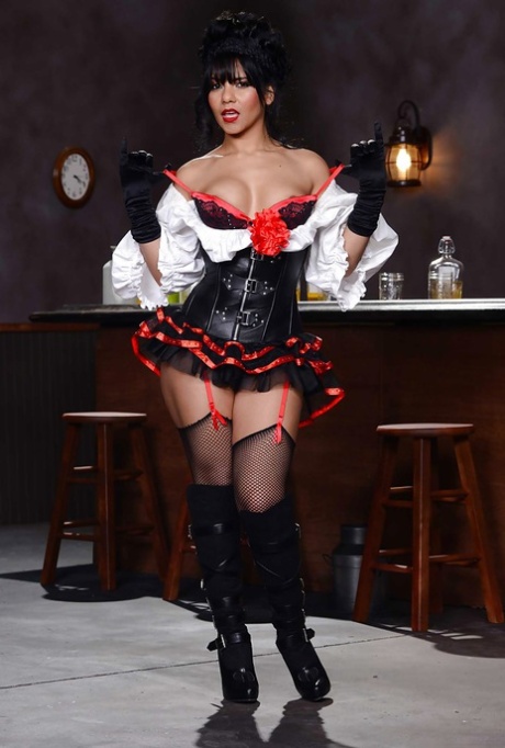 Брюнетка с отличной попкой Роуз Монро позирует на камеру 4