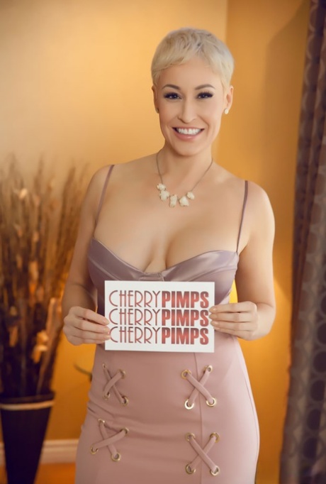 Блондинка Алексис Адамс обнажает свои красивые сиськи, в то время как ее девушка просто дразнит 12