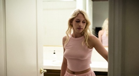 Горячая блондинка трахается с родителями подруги в запретном сексе втроем 5