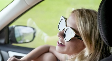 Горячая блондинка трахается с родителями подруги в запретном сексе втроем 1