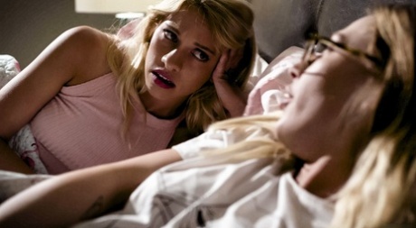 Горячая блондинка трахается с родителями подруги в запретном сексе втроем 6