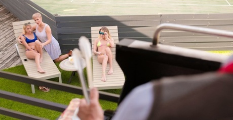 Горячая блондинка трахается с родителями подруги в запретном сексе втроем 4