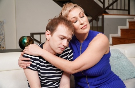 Зрелая женщина с короткими волосами Райан Кили соблазняет и отсасывает своему пасынку 3