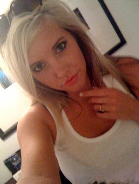 Горячая блондинка Саманта обнажает свои большие сиськи и сладкую попку для селфи 9