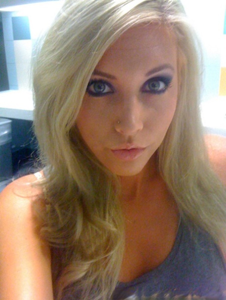 Горячая блондинка Саманта обнажает свои большие сиськи и сладкую попку для селфи 5