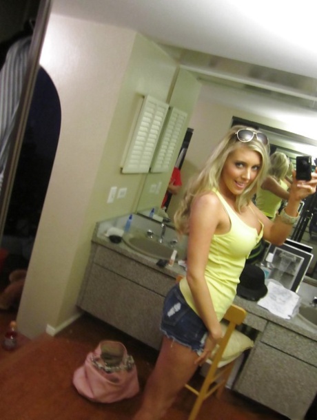 Саманта Сент с большими сиськами делает любительские снимки своего обнаженного тела 3