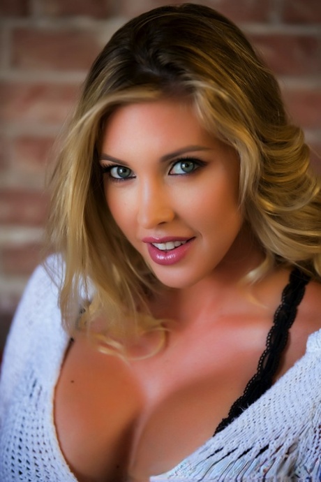 Знаменитая порнозвезда Саманта Сент демонстрирует свое красивое личико во время соло-моделирования 4