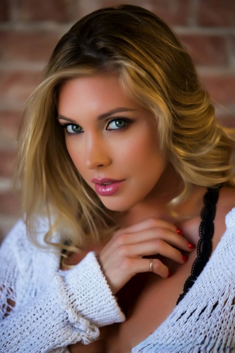 Знаменитая порнозвезда Саманта Сент демонстрирует свое красивое личико во время соло-моделирования 1