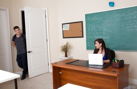 Милфа из реалити-шоу Сара Джей трахается с одним из своих студентов 1