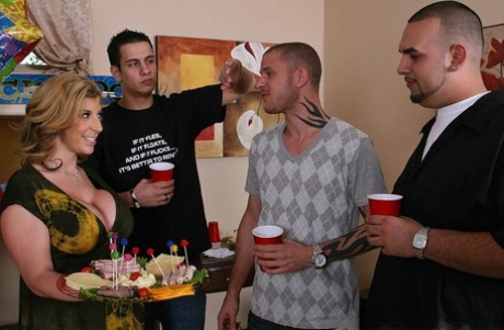 Грудастая милфа Сара Джей получает в свою бритую пизду молодой твердый член 4