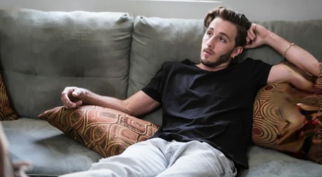 Блондинка и ее падчерица занимаются лесбийским сексом втроем 1