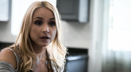 Блондинка и ее падчерица занимаются лесбийским сексом втроем 3