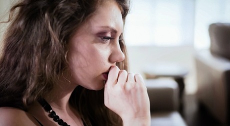 Беременная жена застает мужа за сексом со своей падчерицей 2