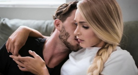 Блондинка и ее падчерица занимаются лесбийским сексом втроем 2