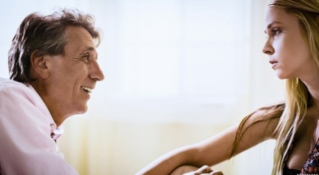 Беременная жена застает мужа за сексом со своей падчерицей 8