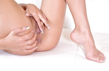 Крупным планом горячая итальянская красотка Шалина Дивайн дрочит лысую вагину 13