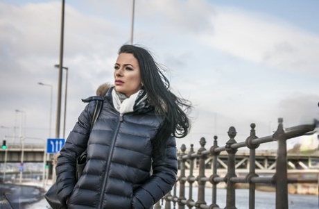 Любительская милфа Шалина Дивайн ласкает свою киску перед сексом большим членом 3