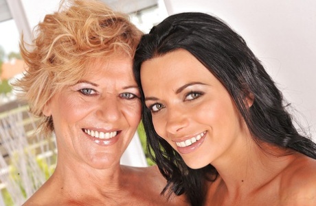 Юная Шалина Дивайн трогает сиськи своей зрелой подруги лесбиянки 16