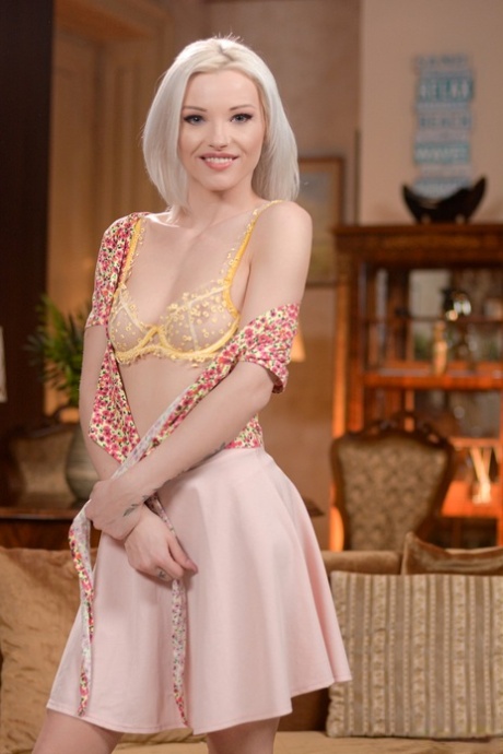 Великолепная Шалина Дивайн наслаждается книгой-дневником своей мечты, когда сексуальная Зази 1