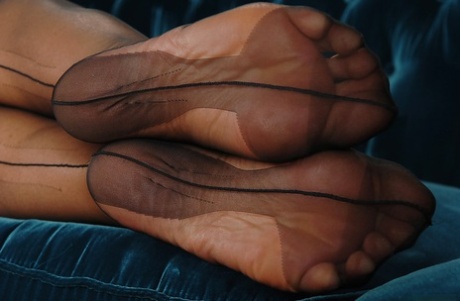 Белокурая порнозвезда Сильвия Сент ублажает свою милфовую пизду в нижнем белье 2