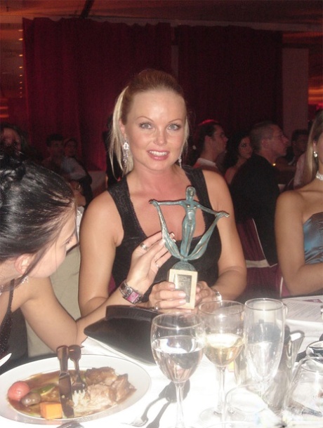 Сексуальная милфа порнозвезда Сильвия Сейнт позирует полностью одетой в джинсы и ботинки 7