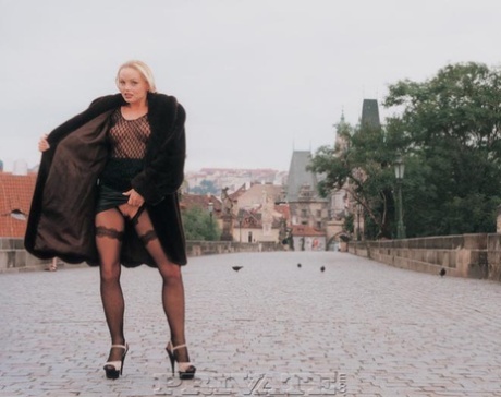 Наглая блондинка раздвигает ноги и дрочит пальцами в колготках без выреза в общественном месте 1