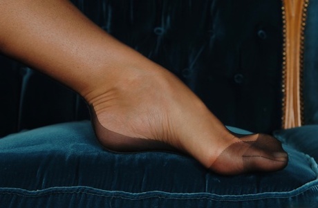 Белокурая порнозвезда Сильвия Сент ублажает свою милфовую пизду в нижнем белье 9