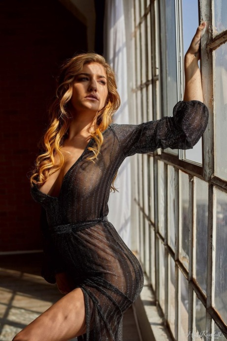 Красивая девушка Скай Блю великолепно позирует обнаженной перед окном 1