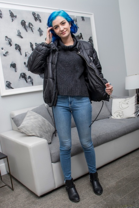 Одинокая девушка с крашеными волосами Скай Блю обнажает свои красивые сиськи в эротическом стриптизе 2