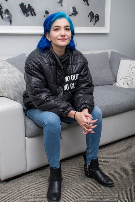 Одинокая девушка с крашеными волосами Скай Блю обнажает свои красивые сиськи в эротическом стриптизе 1