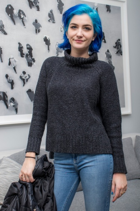 Одинокая девушка с крашеными волосами Скай Блю обнажает свои красивые сиськи в эротическом стриптизе 4