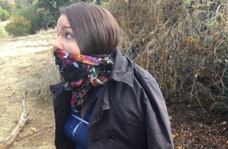 Полностью одетый толстяк расколот, с кляпом во рту и связанный веревкой в заросшем кустарником лесу 8