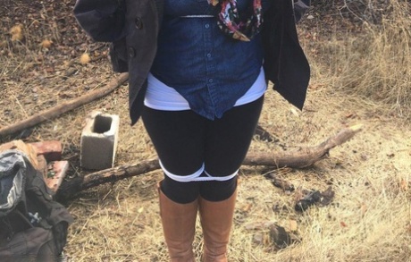 Полностью одетый толстяк расколот, с кляпом во рту и связанный веревкой в заросшем кустарником лесу 11