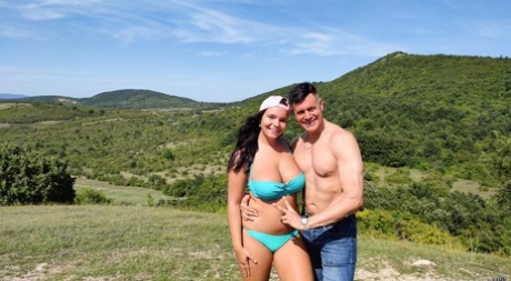 Пухленькая молоденькая София Ли освобождает свои большие натуральные сиськи от бикини на открытом воздухе 10