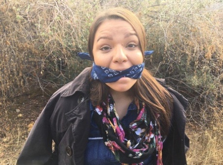 Полностью одетый толстяк расколот, с кляпом во рту и связанный веревкой в заросшем кустарником лесу 6