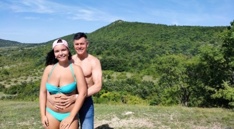 Пухленькая молоденькая София Ли освобождает свои большие натуральные сиськи от бикини на открытом воздухе 11