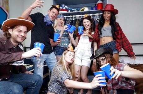 Студентка Анастасия Роуз и подружки из соседней комнаты устраивают лесбийскую оргию 1