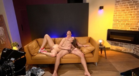 Джимми возбужденно трахает киску Стейси в миссионерской позе, прежде чем перейти к ласкам ложкой 15