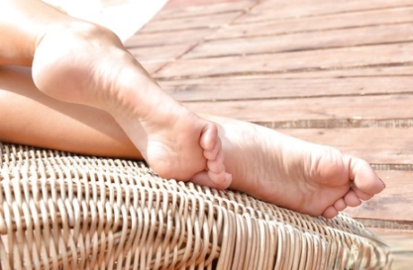 Латиноамериканская соло-девушка Сюзи Гала выставляет напоказ великолепные ножки и сексуальные босые ступни на открытом воздухе 3