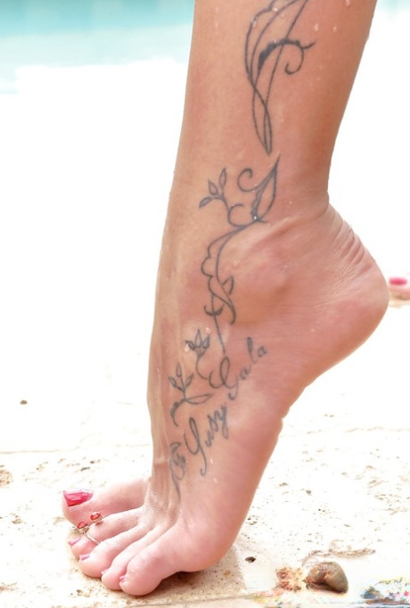 Латиноамериканская красотка с длинными ногами демонстрирует сексуальные босоножки на открытом воздухе у бассейна 16