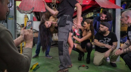 Сюзи Гала разгуливает обнаженной по городу перед групповухой в гараже 9