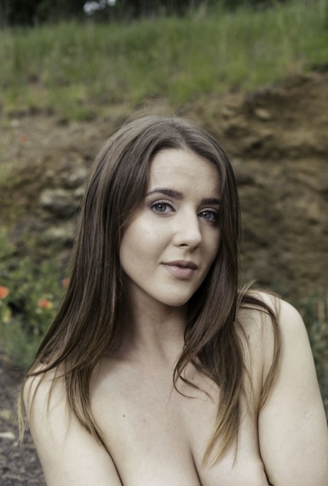 Симпатичная молоденькая Сибил-модель в обнаженном виде в конце гравийной дорожки 12