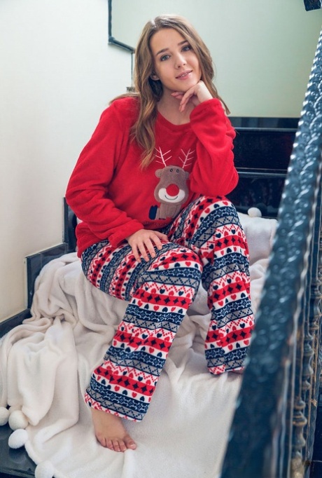 Молодая красавица Сибил А полностью раздевается во время сольного выступления 1