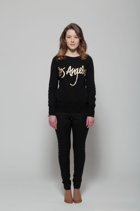 Стройная юная Мона снимает с себя одежду и позирует обнаженной для фотосессии для журнала 3