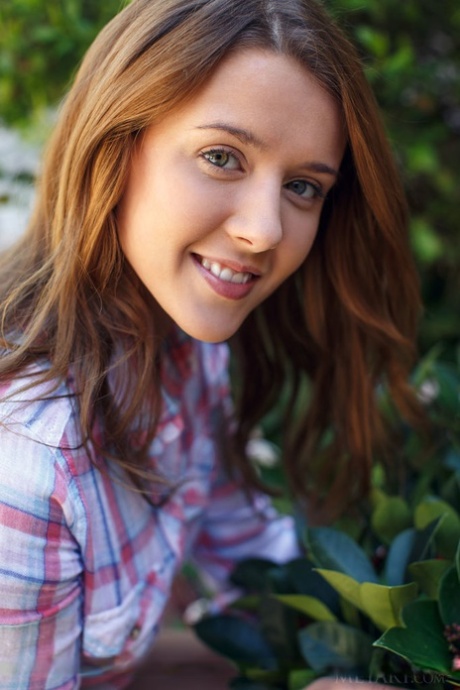 Возбужденная рыжеволосая девушка Сибил А раздевается на открытом воздухе, чтобы показать тугую киску 9