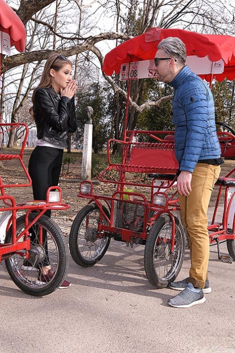 Горячая девушка Тиффани Татум и ее друг-мужчина участвуют в прелюдии перед трахом 1