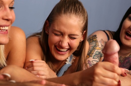 Возбужденные подружки по очереди ласкают и лижут твердый член в групповом сексе над ними 12