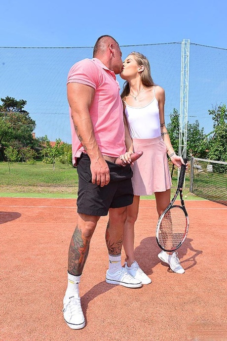 Спортивная блондинка Тиффани Татум трахается на корте со своим инструктором по теннису 4