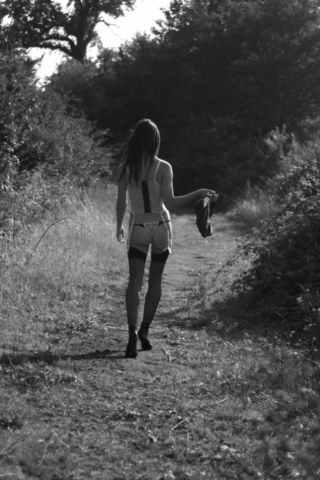 Различные красавицы женского пола выставляют напоказ свою женственную сексуальность в помещении и на открытом воздухе 5