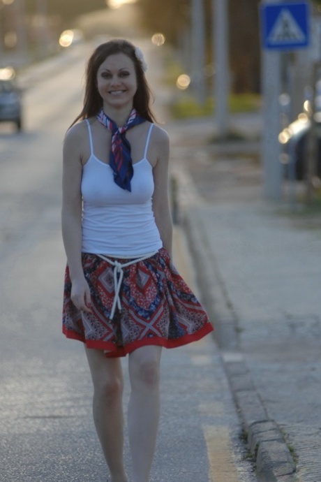 Различные красавицы женского пола выставляют напоказ свою женственную сексуальность в помещении и на открытом воздухе 6